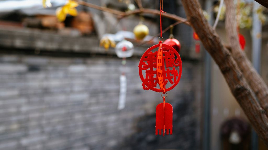 Dây treo trang trí hình tròn màu đỏ mắc trên cành cây