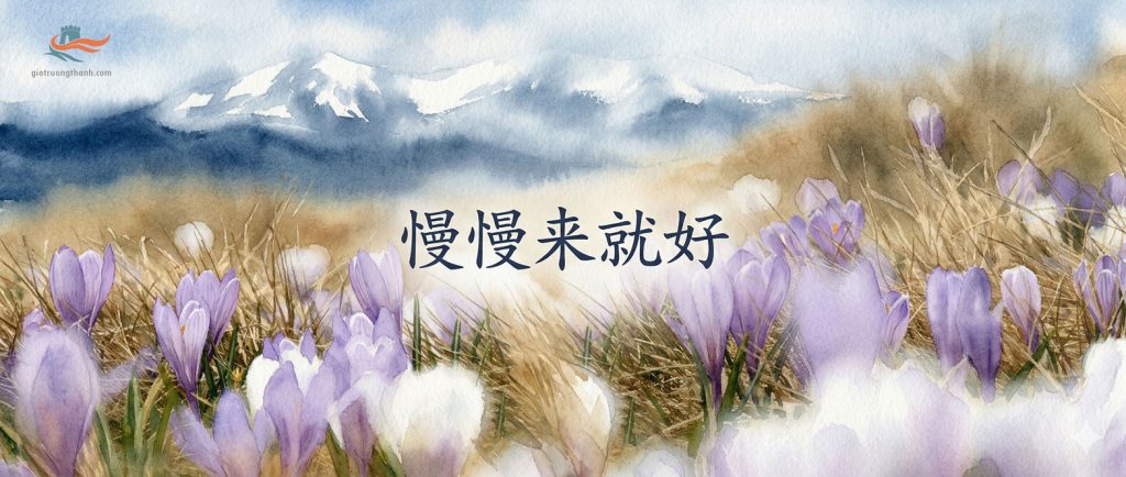 Cánh đồng hoa nghệ tây tím màu nước dưới chân núi tuyết với chữ tiếng Trung "慢慢来就好"